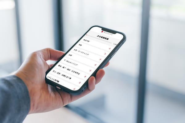 スマートフォンを使って登録している写真