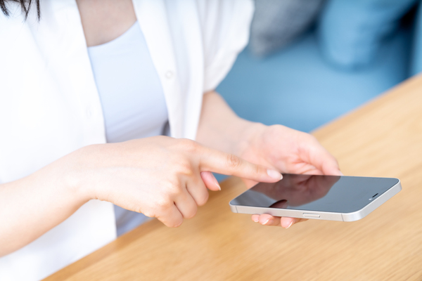 スマートフォンを操作している女性の写真