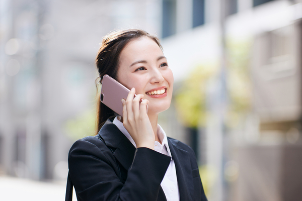 スマートフォンで通話をしている女性の写真