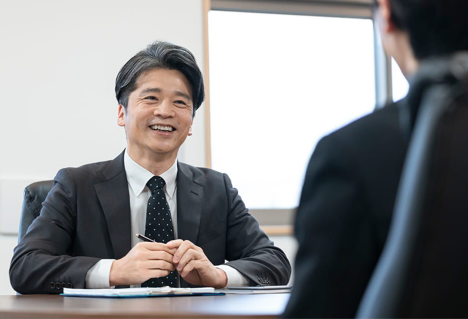 中年の男性会社員が面談をしている写真