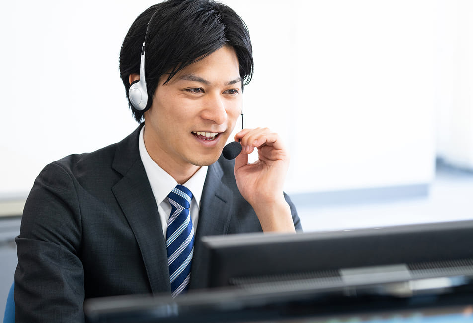 男性会社員がリモートで面談をしている写真