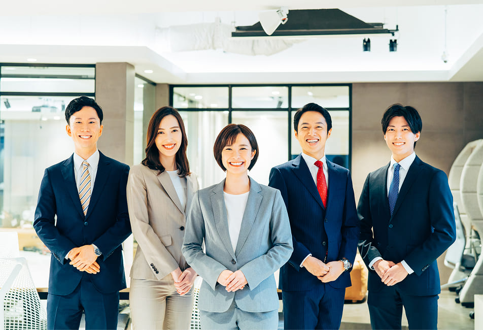 女性二名男性三名の会社員の集合写真