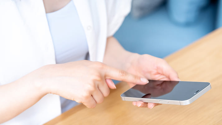 スマートフォンを操作している女性の写真