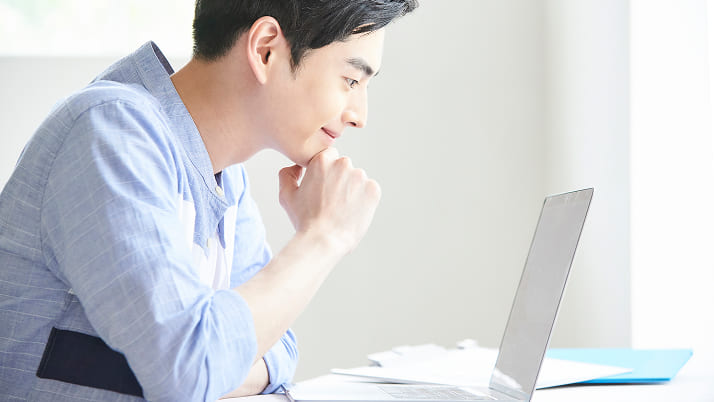 ノートパソコンを使用している男性の写真