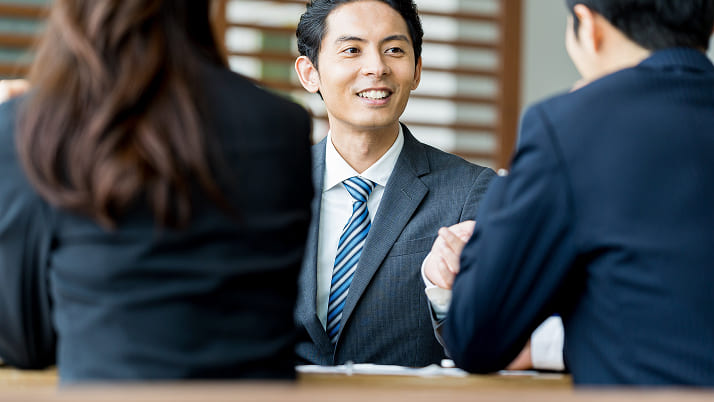 面談している男性の写真