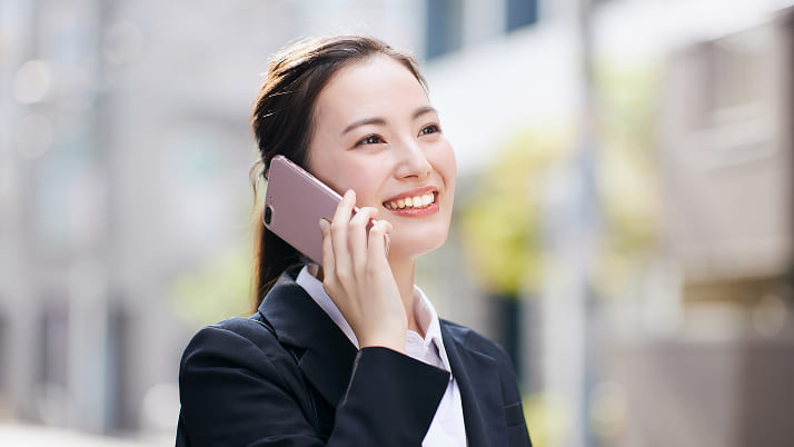 スマートフォンで通話をしている女性の写真
