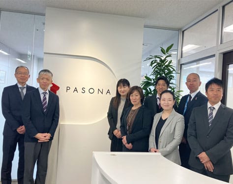 パソナ岡山支店に勤務する職員が並んでいる写真