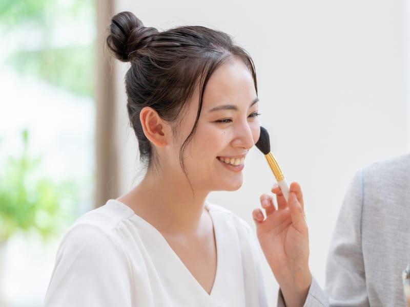 女性がメイクされている画像