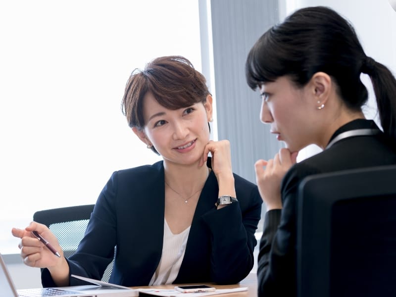 女性が相談を受けている画像
