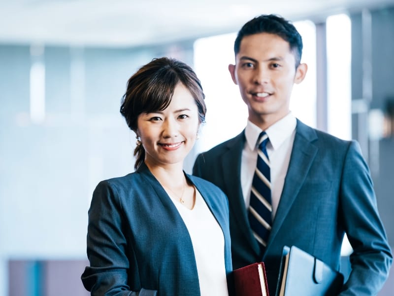女性と男性の画像
